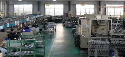 Montaje de componentes en sala limpia