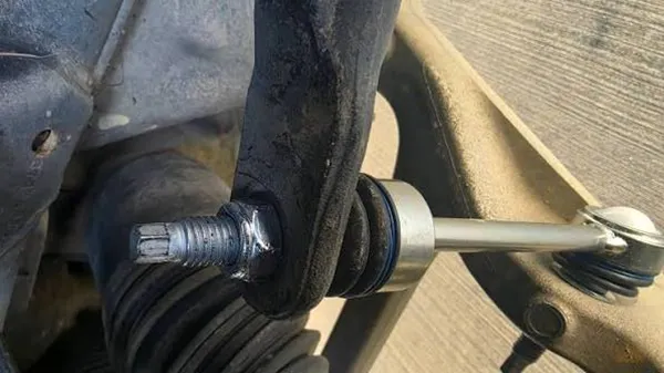 Tuerca de Barra Link devuelta que muestra el inserto de nylon agrietado por exceso de torque