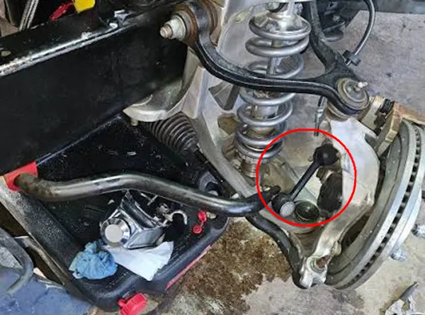 Mecánico moviendo la Barra Link para comprobar holgura y juego
